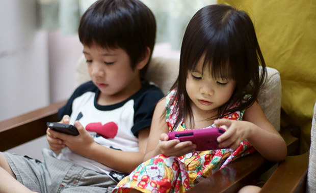 japan-kids-children-smartphone